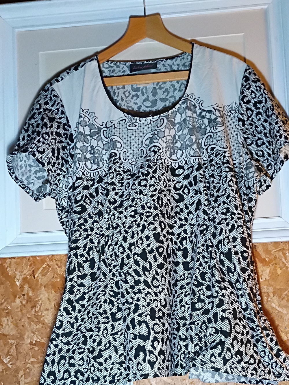 Baby Phat black & white size 2XL 100% cotton scrub top. Super Nice!